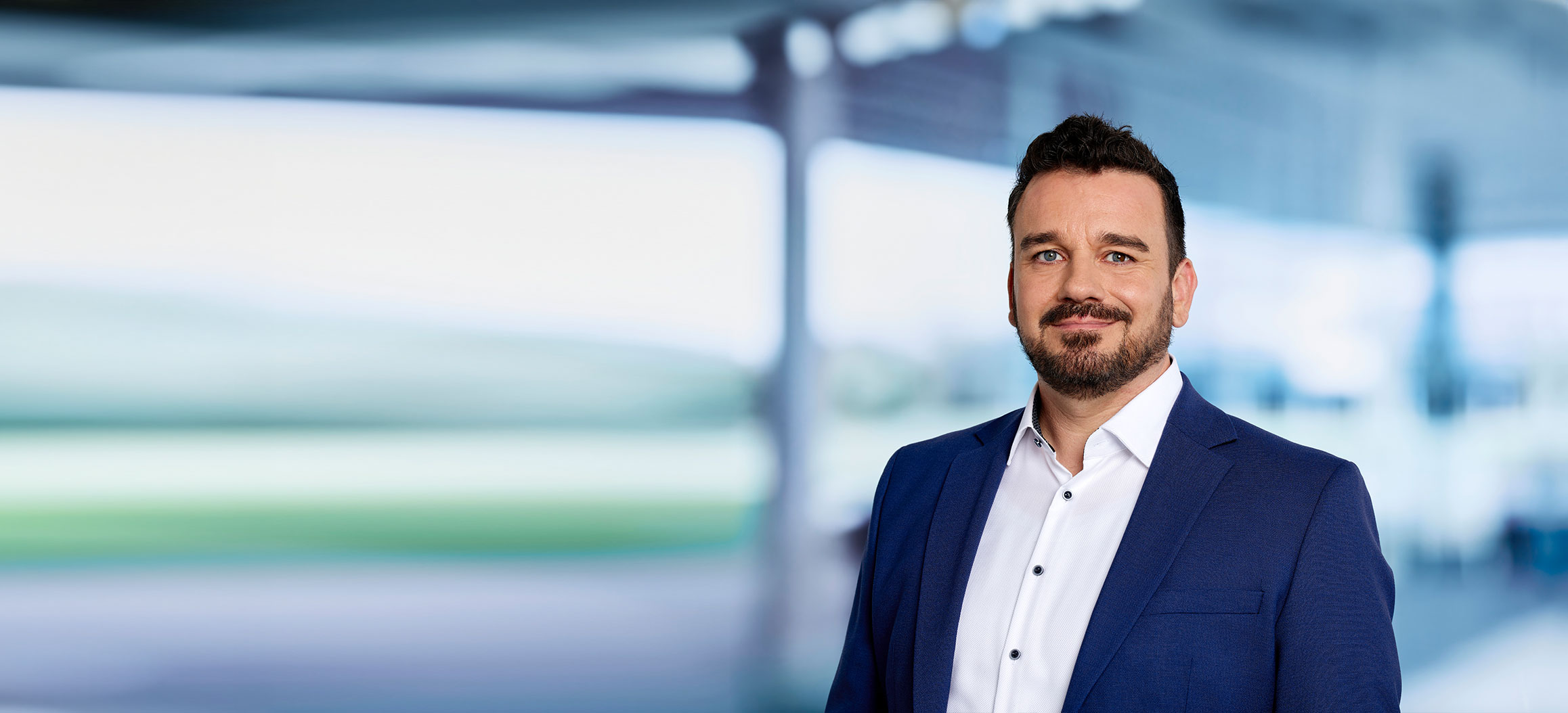 Marco Kappler vor blauem Hintergrund