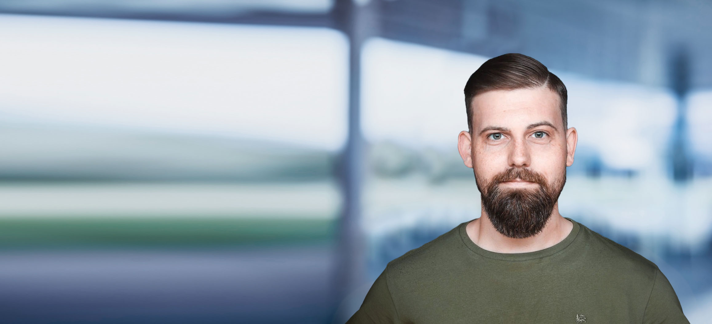 Matthias Beginen vor blauem Hintergrund