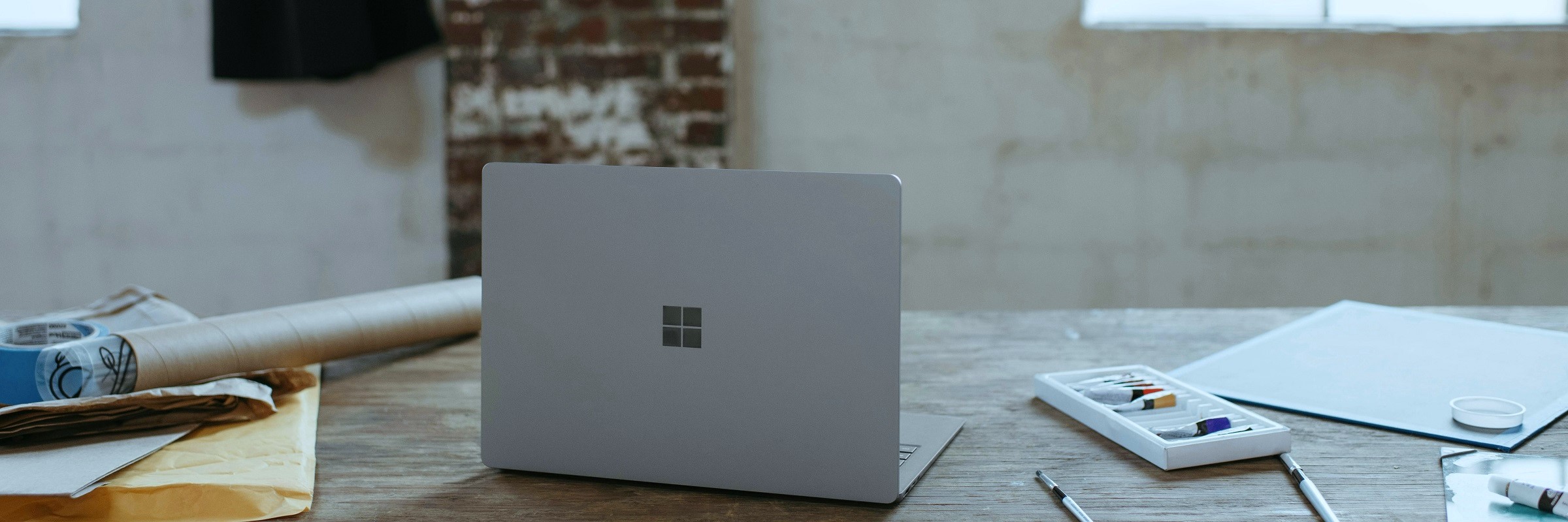 Ein Surface-Laptop von Microsoft steht auf einem Schreibtisch.