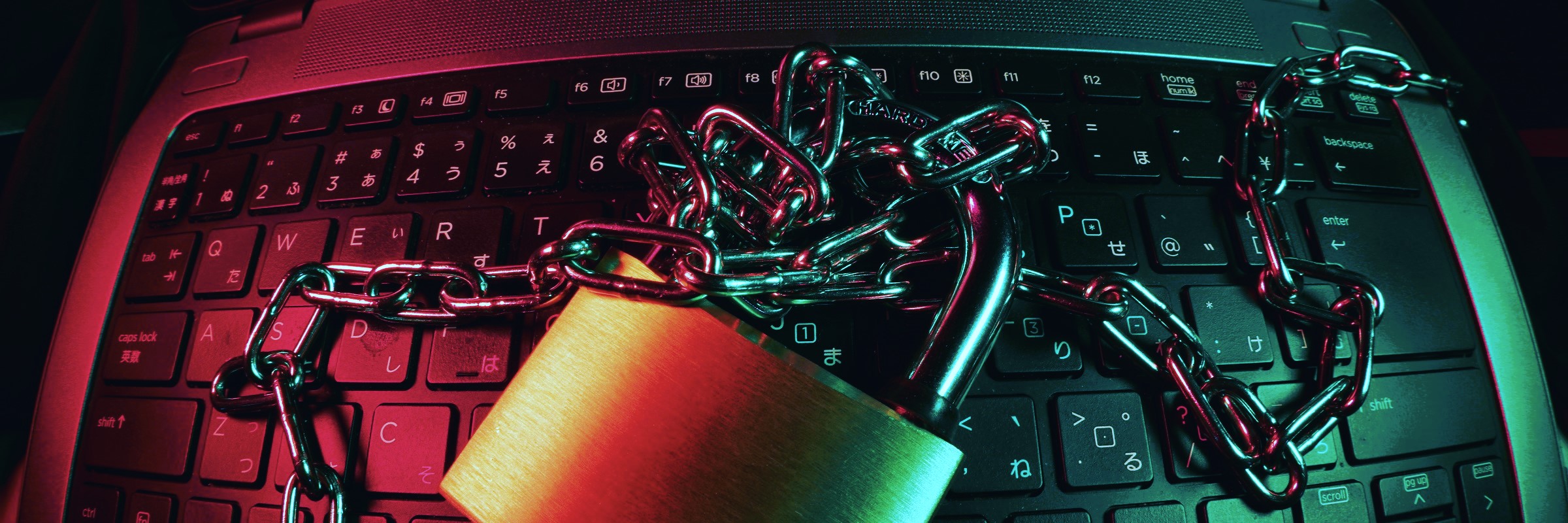 Ein Schloss mit Kette liegt auf einem Laptop.