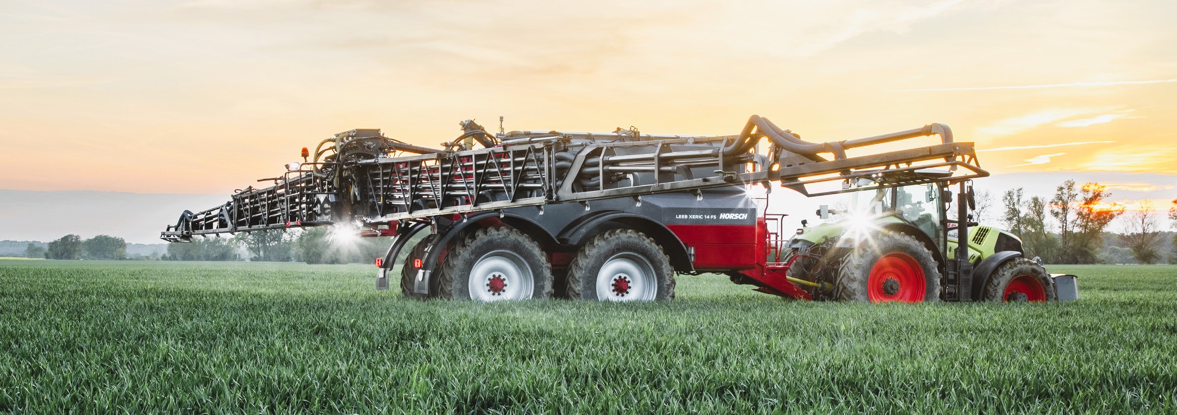 Eine Horsch-Landmaschine fährt auf einem Feld.