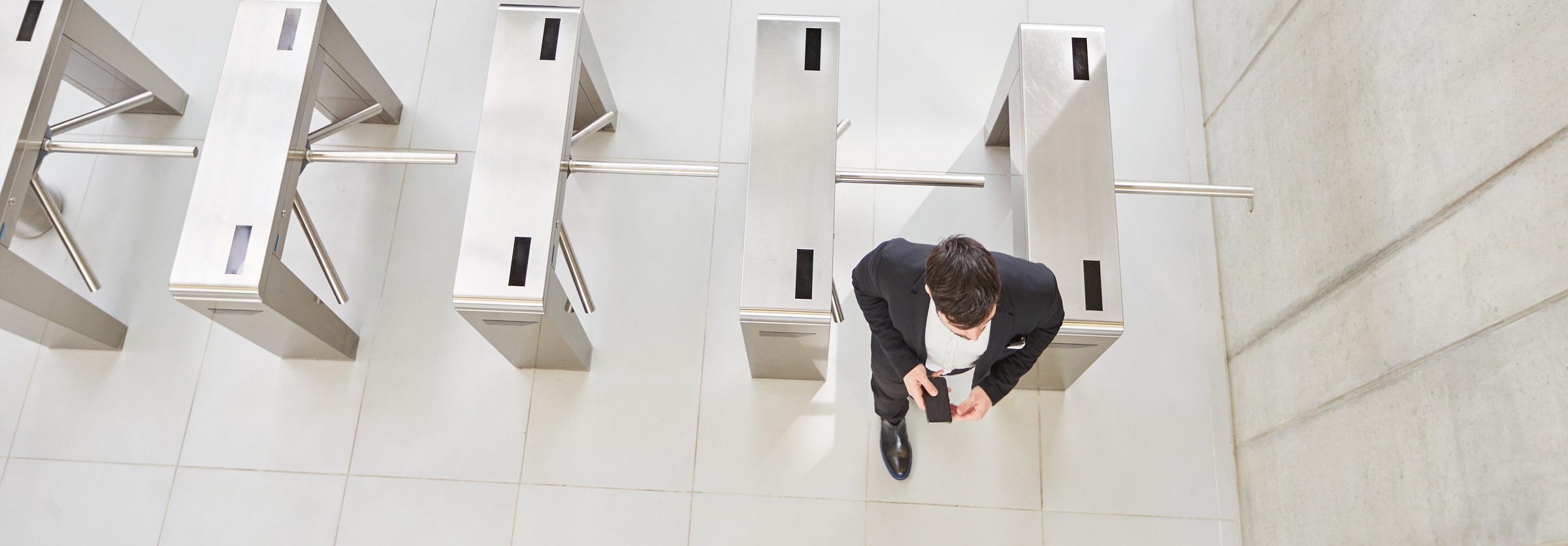 Ein Geschäftsmann durchläuft ein Drehkreuz